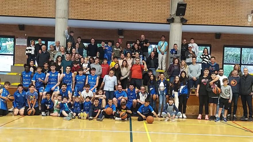 L’Adepaf, amb l’afició, el dissabte passat a Castelló. | EMPORDÀ