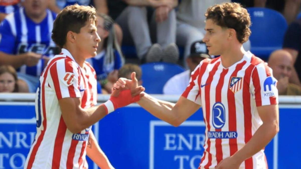 Simeone saluda a Julián durante un partido