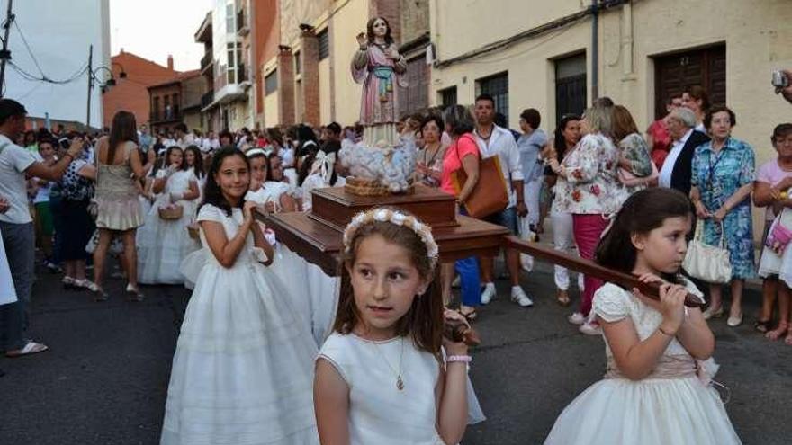 Una treintena de niñas durante el desfile con el traje de comunión.