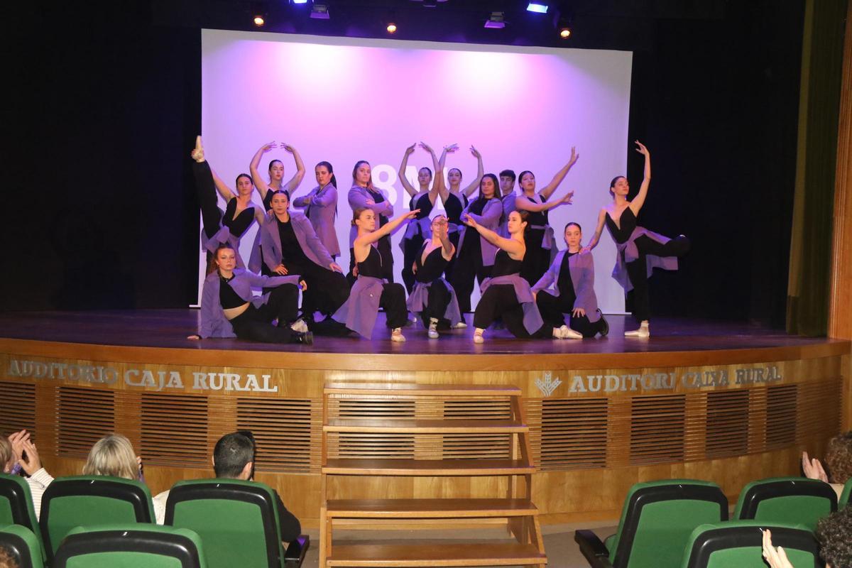 Performance y música en el 8m de l'Alcora con el lema 'Modo Igualdad Siempre Activado'.