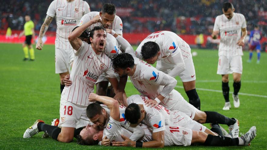 Los jugadores del Sevilla celebran el gol de Papu Gómez.
