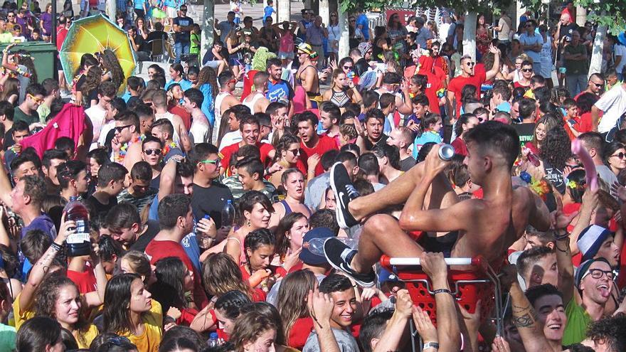 Un joven observa desde arriba una plaza abarrotada. | L. O. Z.