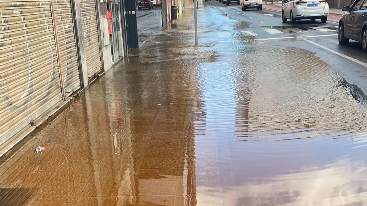 Inundación en la calle León y Castillo por la rotura de una tubería