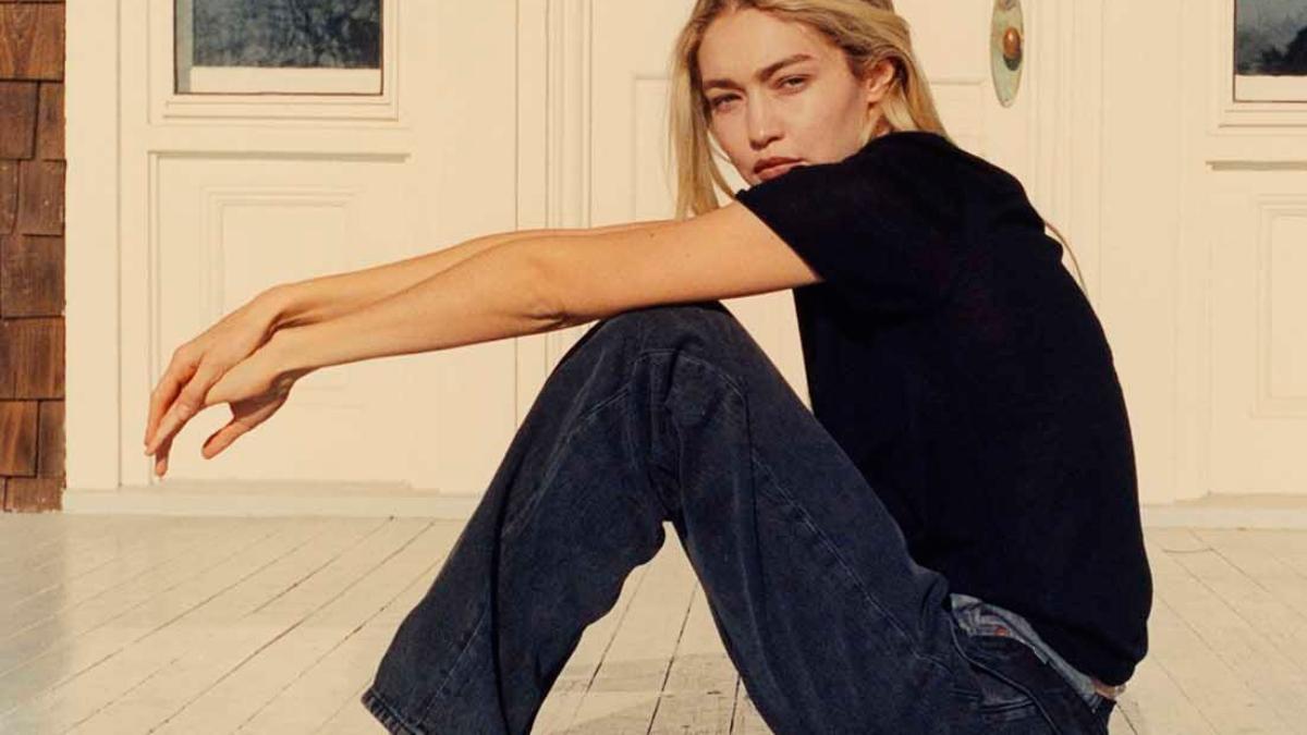 Gigi Hadid tiene la cazadora de la temporada que puedes encontrar en Mango