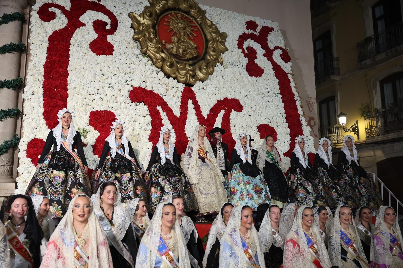 Berta y la corte completan la Ofrenda de Alicante