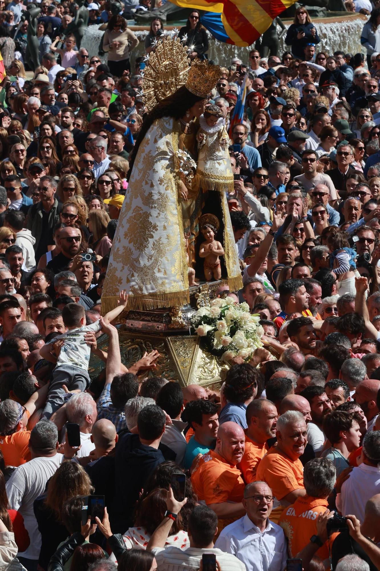 FOTOGALERÍA | Una multitud arropa a la Virgen de los Desamparados en su traslado a la Catedral