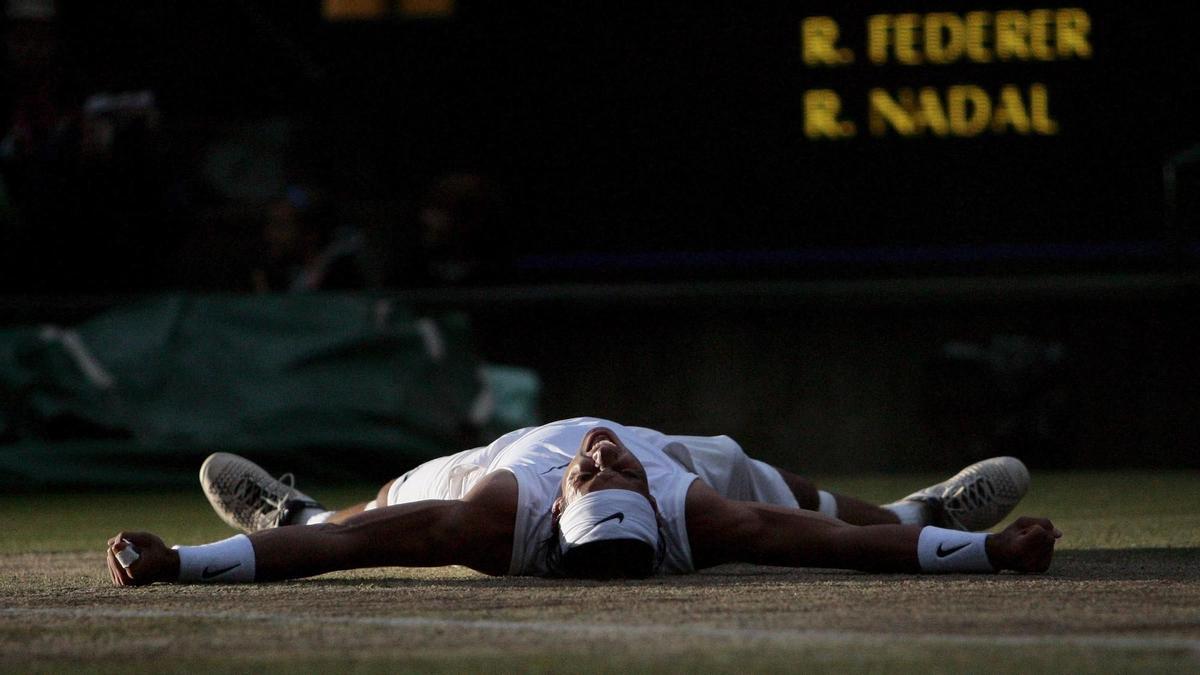 Nadal, tras ganar a Federer el 'partido del siglo' en la pista central de Wimbledon.