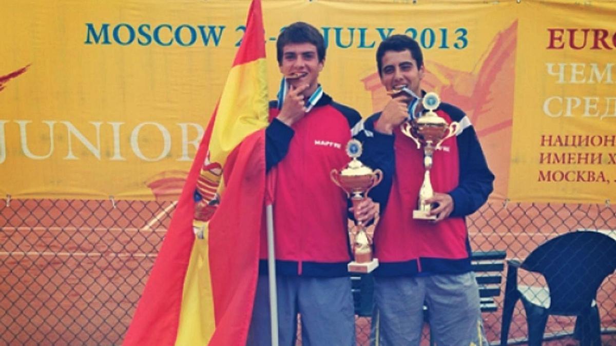 A la izquierda, Pedro Martínez cuando fue campeón de Europa Sub-16 en dobles; a la derecha, dando sus primeros pasos como tenista cuando tenía ocho años. | LEVANTE-EMV