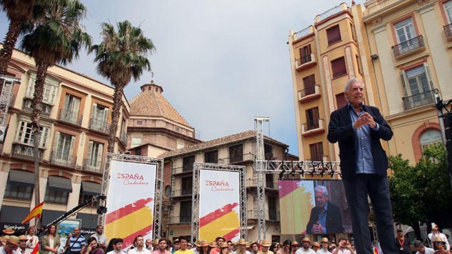 El Nobel de literatura, Mario Vargas Llosa, durante su intervención en la plaza de la Constitución.