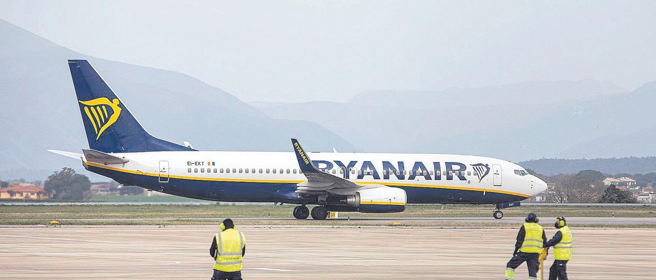 Un avió de Ryanair, aturat a l’aeroport de Girona-Costa Brava.