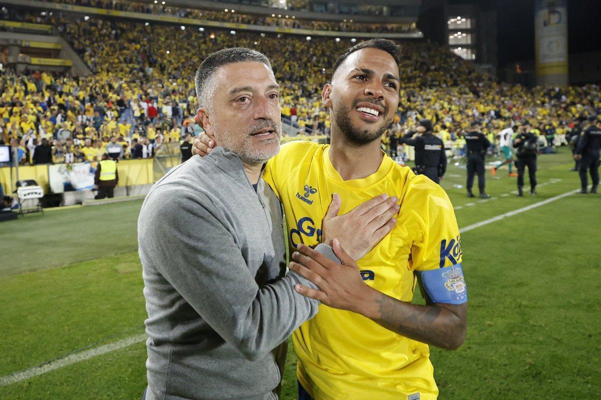 Viera festeja con Pimienta el ascenso de 2023.