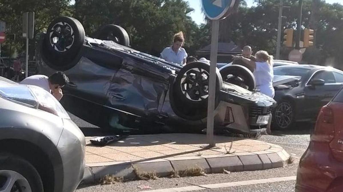 El coche, volcado tras el siniestro. Los ocupantes tuvieron que ser excarcelados por los Bomberos.