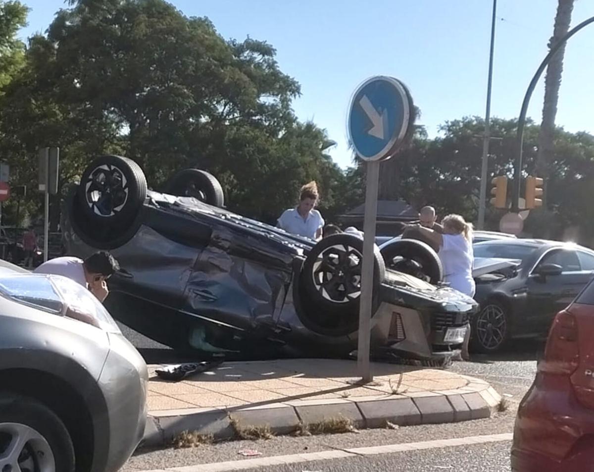 El coche, volcado tras el siniestro. Los ocupantes tuvieron que ser excarcelados por los Bomberos.