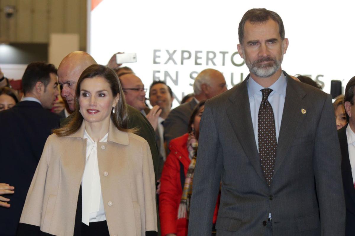 Felipe VI y Letizia Ortiz de blanco y negro en Don Benito (Badajoz)