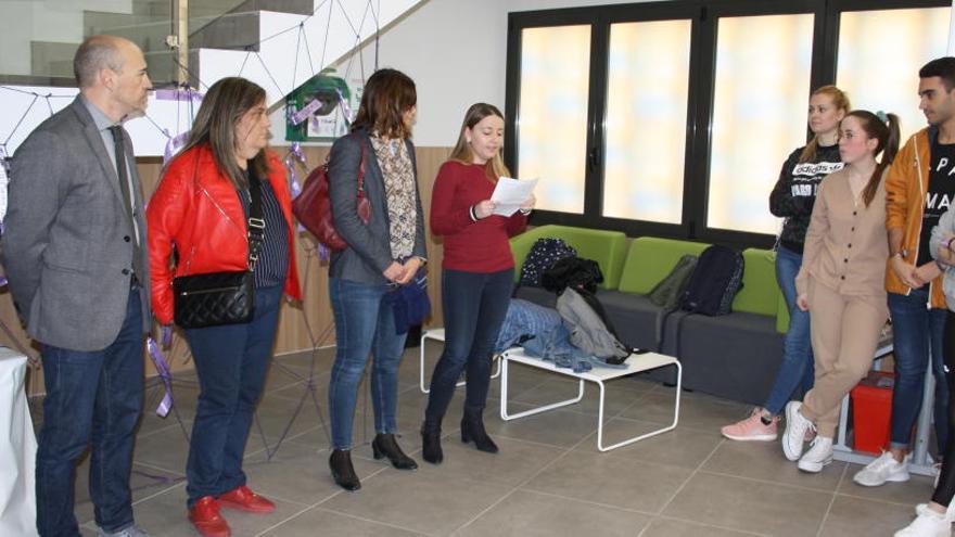 Lectura del manifiesto universitario en el CEU de Elche