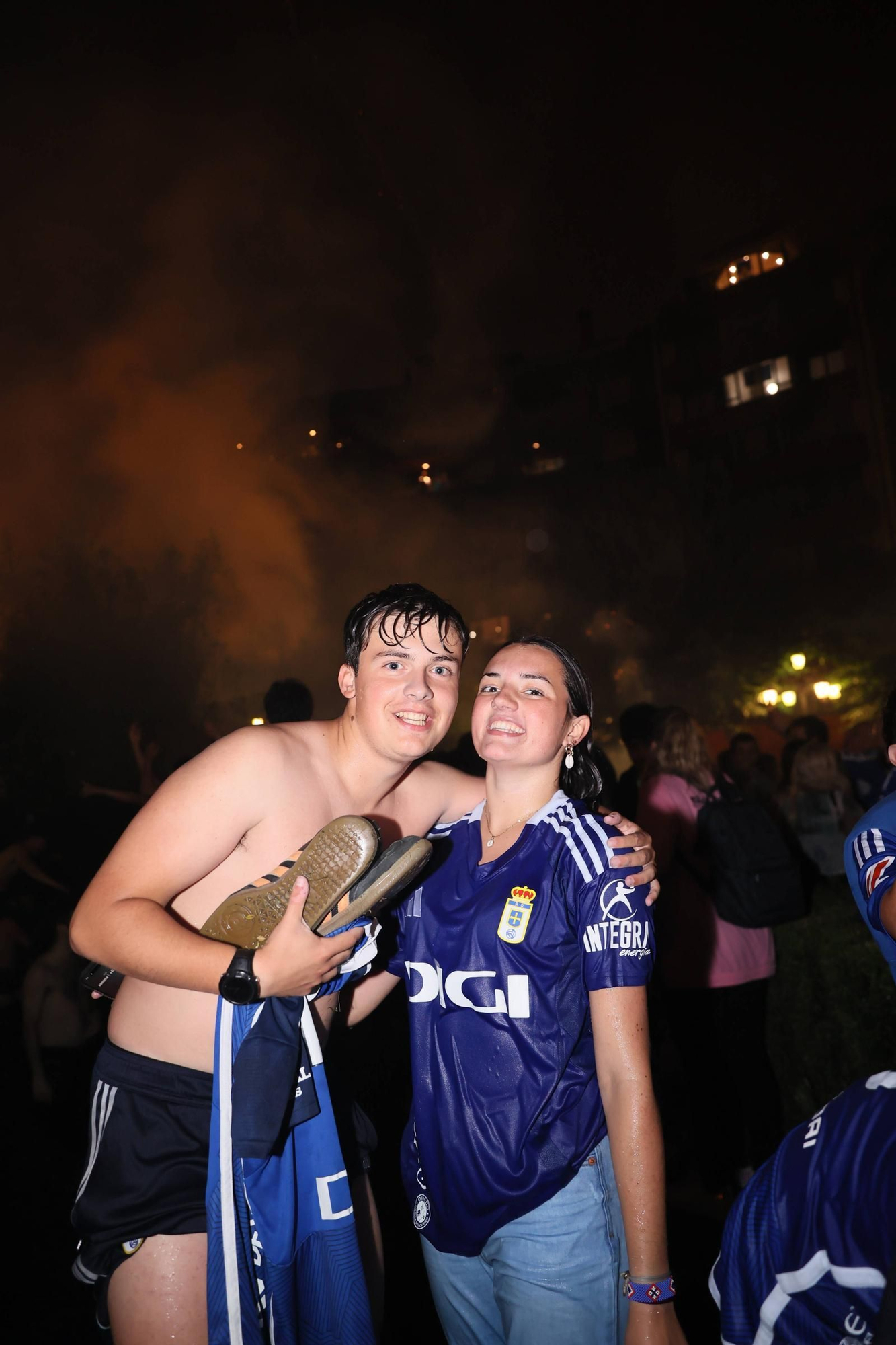 EN IMÁGENES | Así se celebró el ascenso del Oviedo a Primera: la afición estalla en una noche histórica