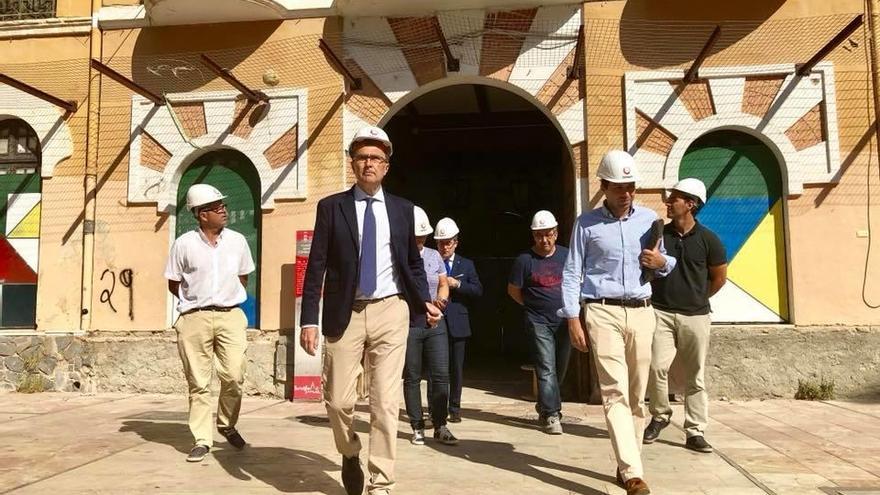 El alcalde de Murcia, José Ballesta, supervisó ayer el inicio de las obras.