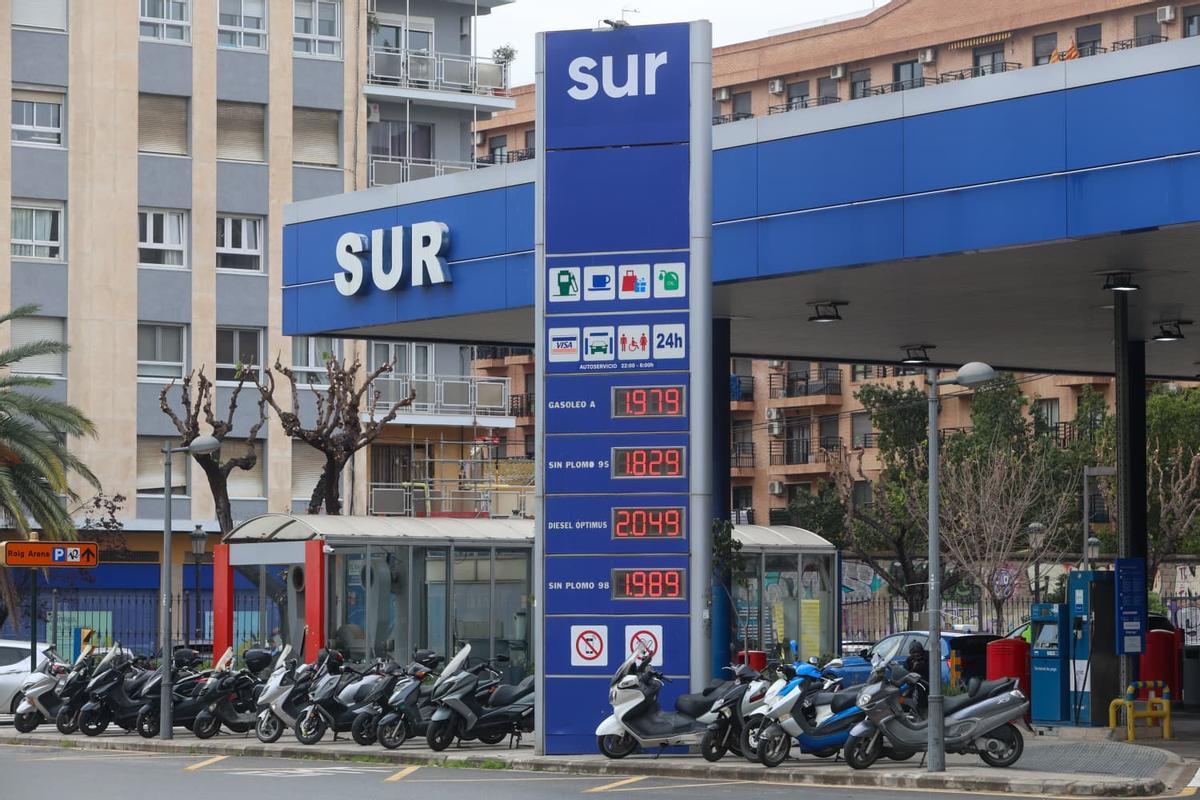 Estación de servicio en la avenida Ausiàs Marc de València, esta mañana.