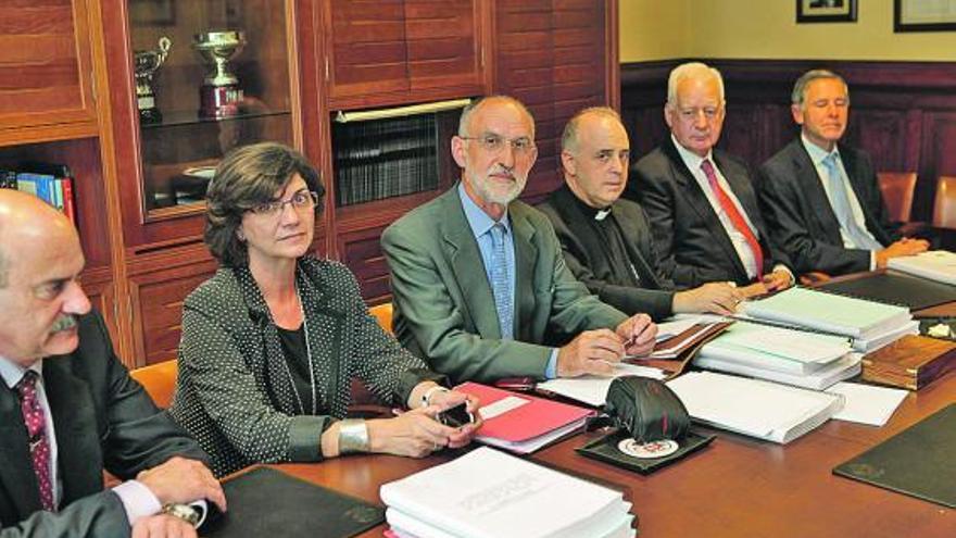 Por la izquierda, Ramón Alvargonzález, Teresa Caso, Jesús Menéndez Peláez, Juan José Tuñón, Rafael Anes y Fernando Adaro.