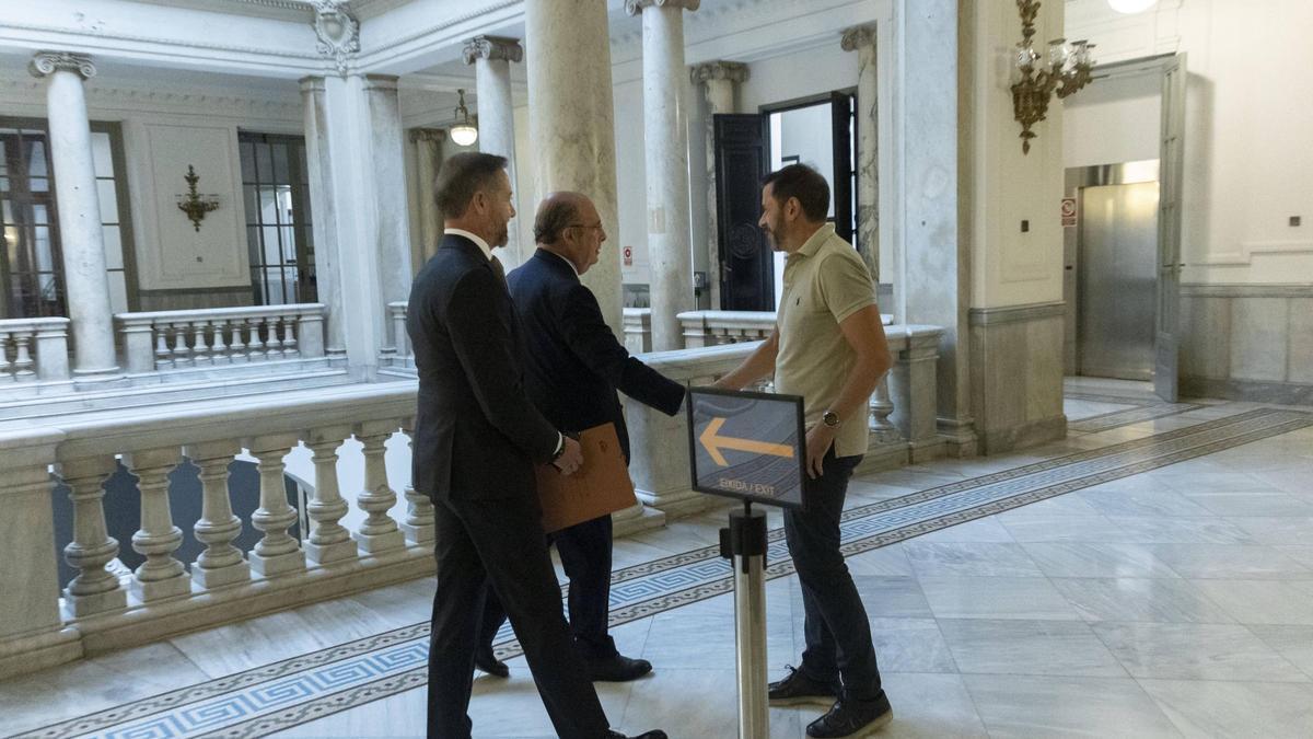 Gil Lázaro y Badenas, junto a un asesor de Vox, llegan al ayuntamiento para reunirse con Catalá.