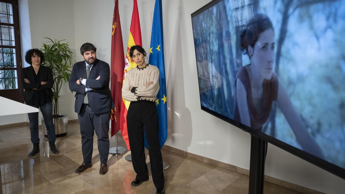 Nuria Muñoz (i) y Eva Libertad, con López Miras, durante la presentación del corto en San Esteban.