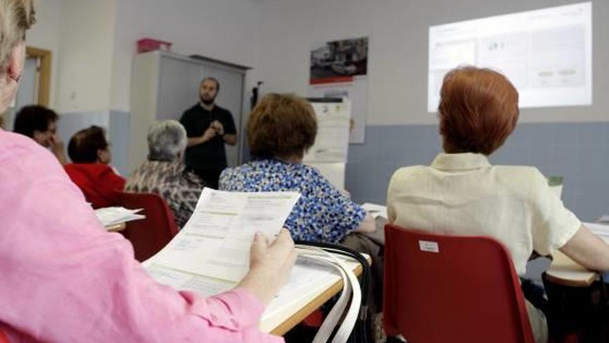 Taller impartido por Cruz Roja y Gas Natural Fenosa para combatir la pobreza energética.