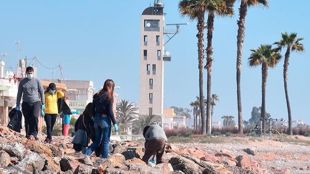 La iniciativa de Platges de Nules contó con la participación de numerosas voluntarios.