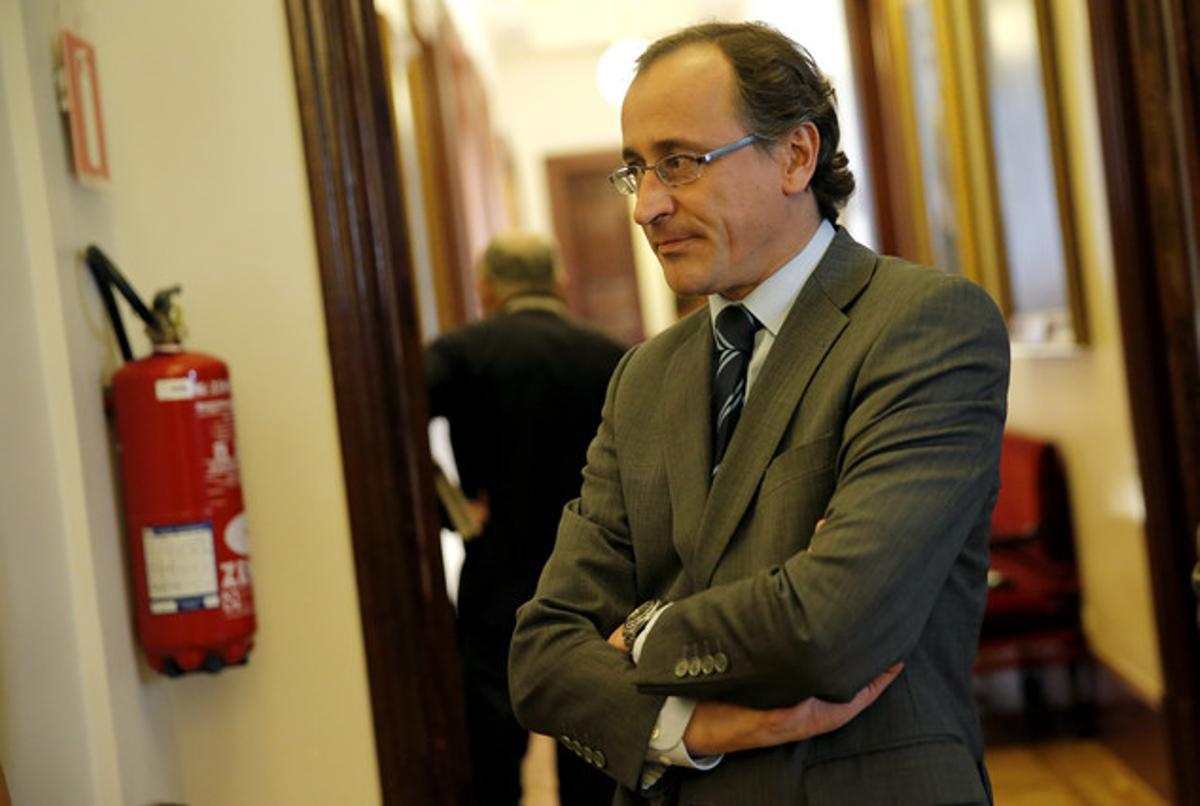 El portaveu parlamentari del PP, Alfonso Alonso, als passadissos del Congrés. El portaveu parlamentari del PP, Alfonso Alonso, als passadissos del Congrés.