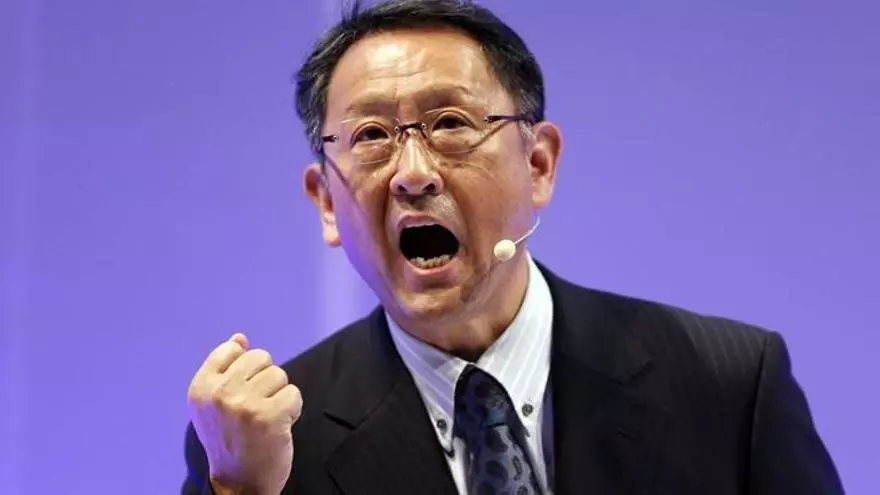 Qué contamina más, ¿un coche híbrido o uno eléctrico? El presidente de Toyota lo tiene claro
