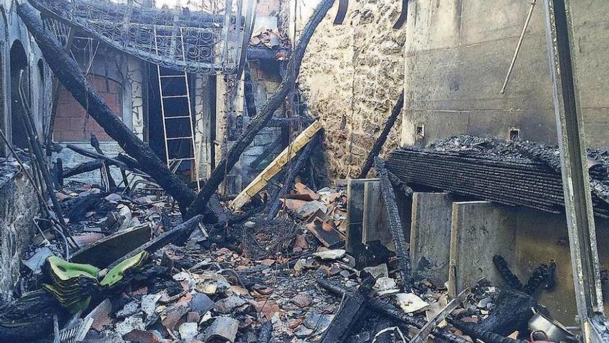 Calcinada una vivienda en un nuevo incendio en una aldea del rural, en Oímbra