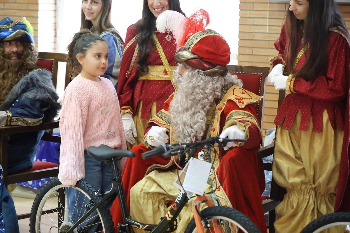 Fotogalería | Los Reyes Magos reparten bicis e ilusión en el IMAS