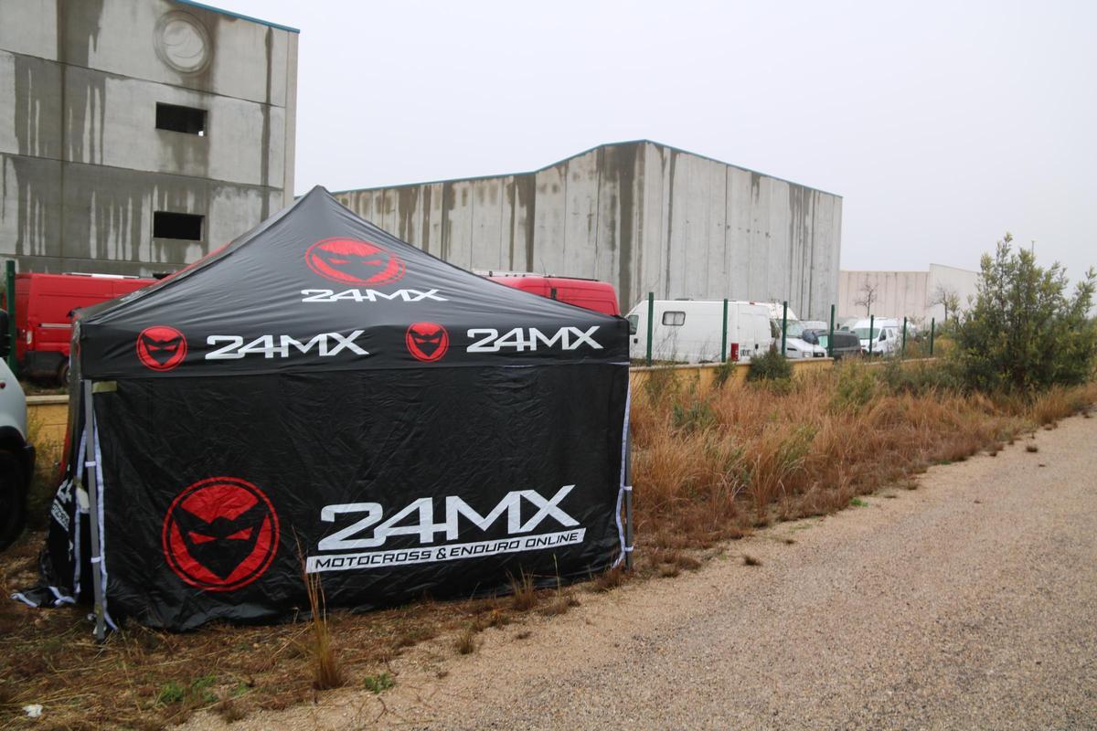 Tiendas y vehículos alrededor de la nave donde se celebra una 'rave' ilegal en La Sénia