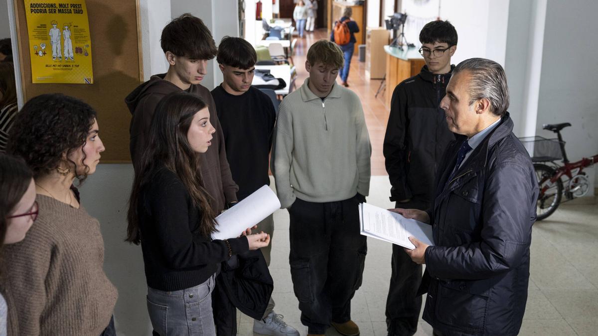 VÍDEO | Alumnos del IES Joan Alcover a Vera: "Queríamos comunicarte que haremos huelga el día 1 de febrero como protesta por el estado del instituto"