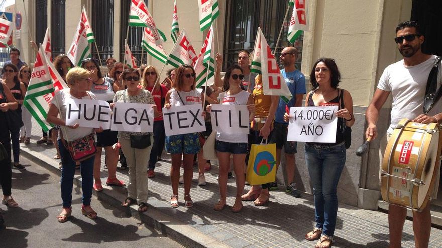 Trabajadoras concentradas ayer ante la sede de la CEM.