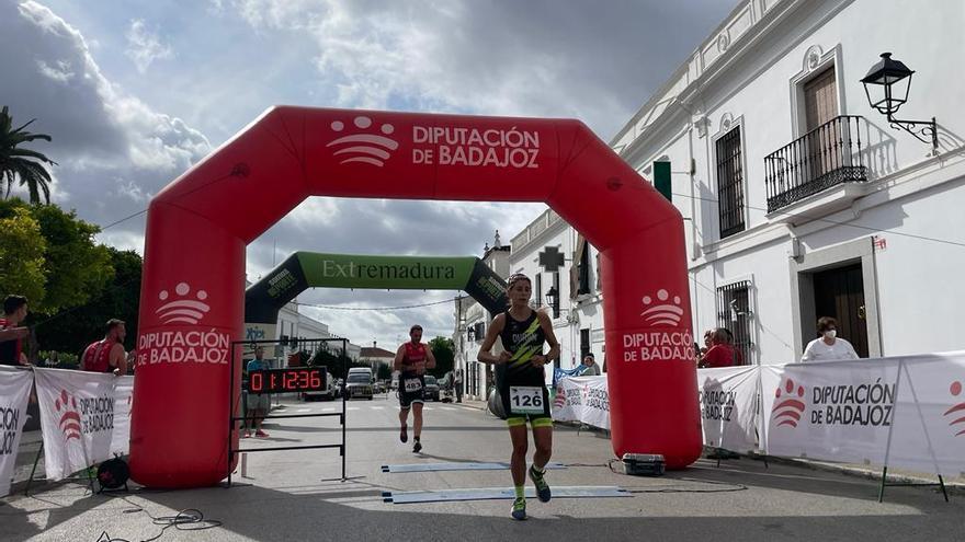 José Manuel López y Cristina Durán siguen liderando el Circuito Extremeño de Duatlón