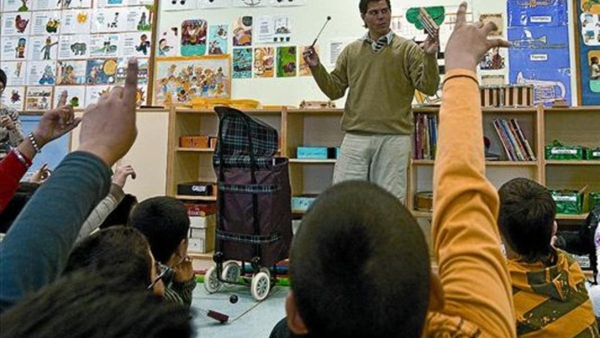 En clase 8 Pablo Persico trabaja con los alumnos de la escuela Carles I.