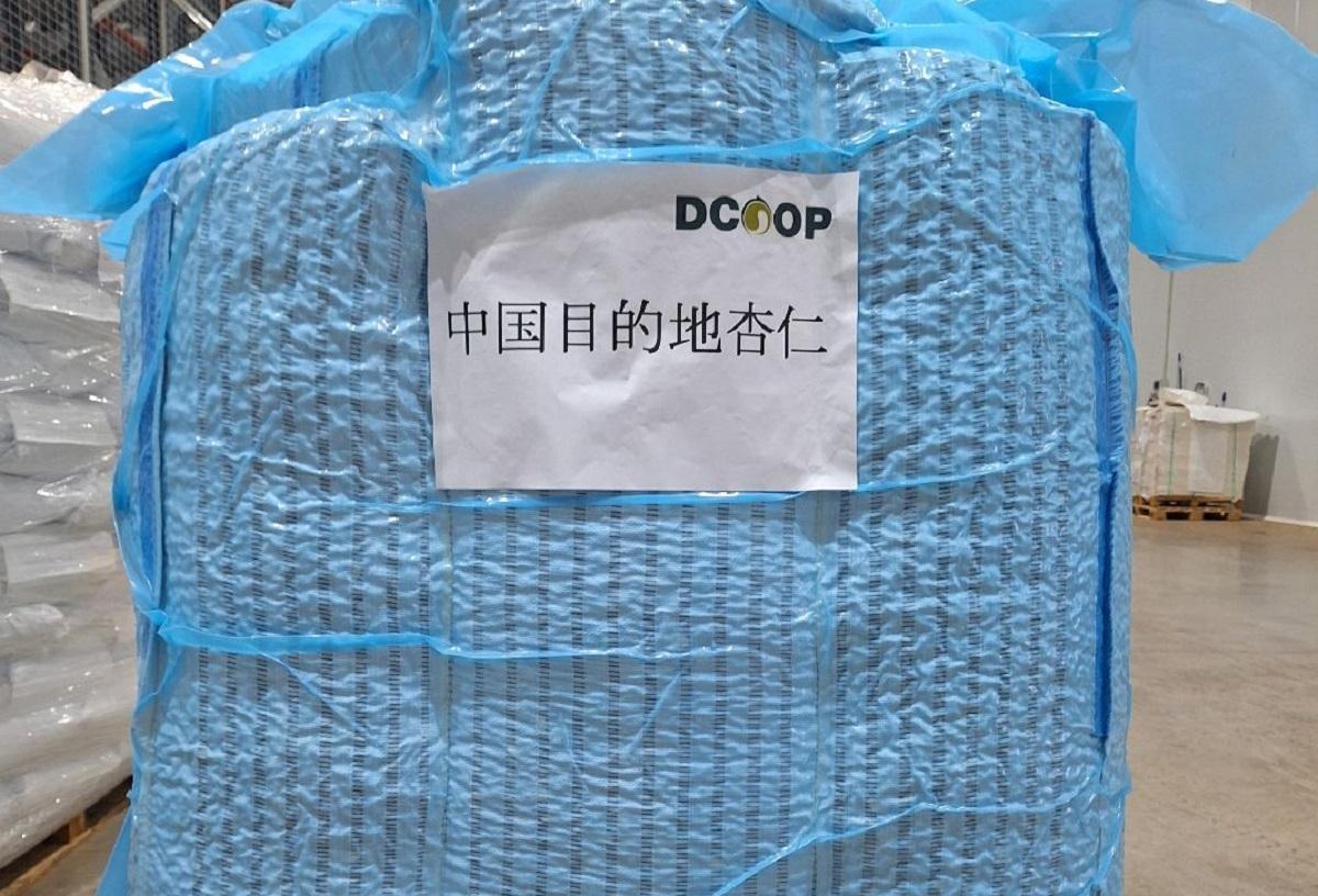 Uno de los envíos de almendra a China de Dcoop.