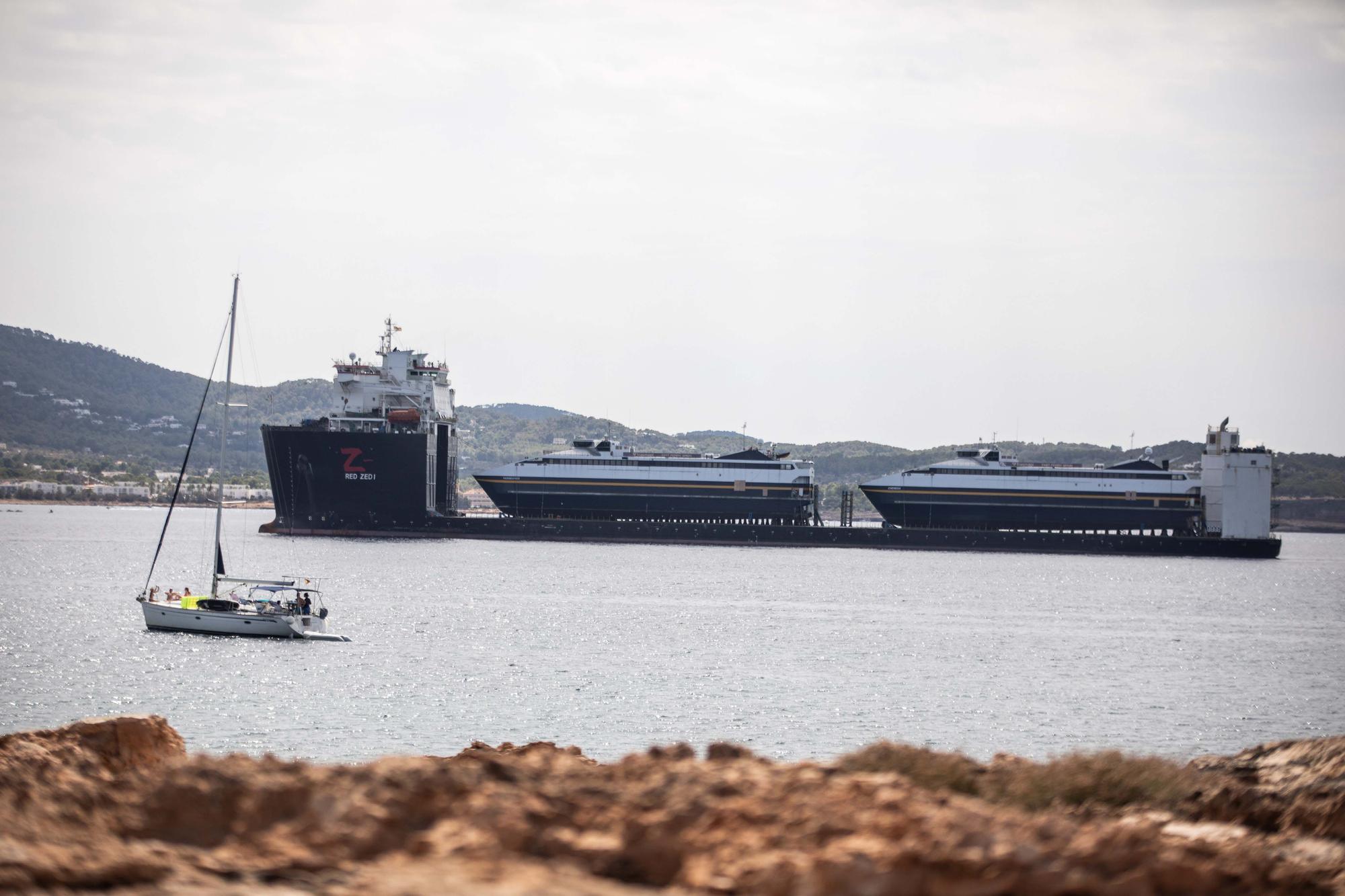 Todas las imágenes del impresionante buque que ha trasladado dos ferris a Ibiza desde Alaska