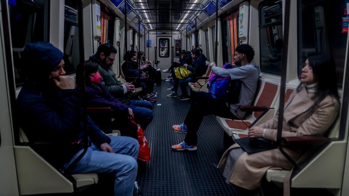 Varios pasajeros viajan en un tren.