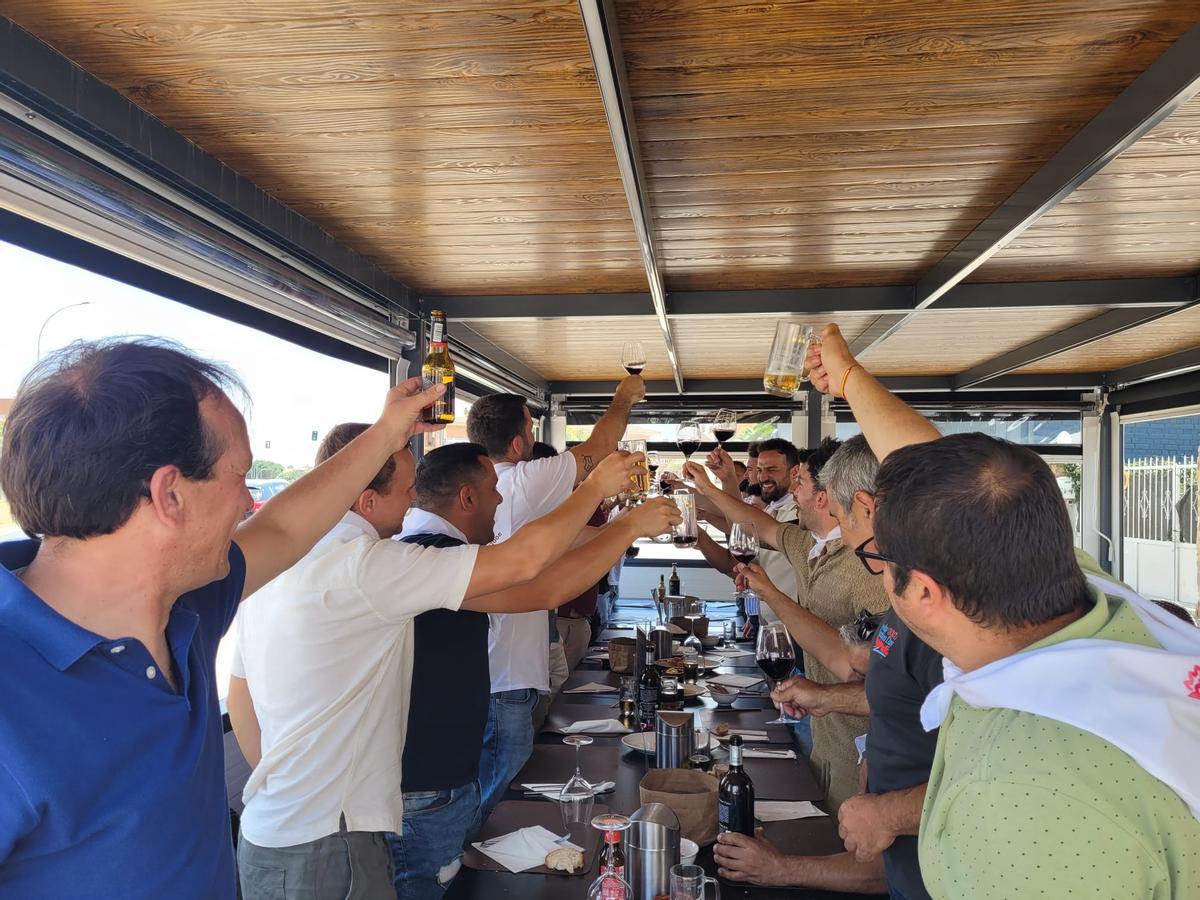 Los "boteros" de Morales del Vino brindando