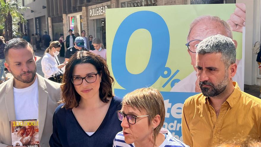 Compromís en modo campaña: contra la exclusión financiera a las puertas de un banco