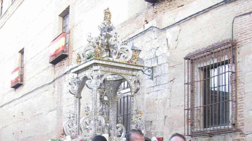 Hermanos de la cofradía, durante la procesión del pasado año.