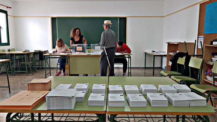 Colegio electoral de Caleta de Sebo, hoy, en La Graciosa. En el centro (de pie), la presidenta de la mesa, Beatriz Acuña.