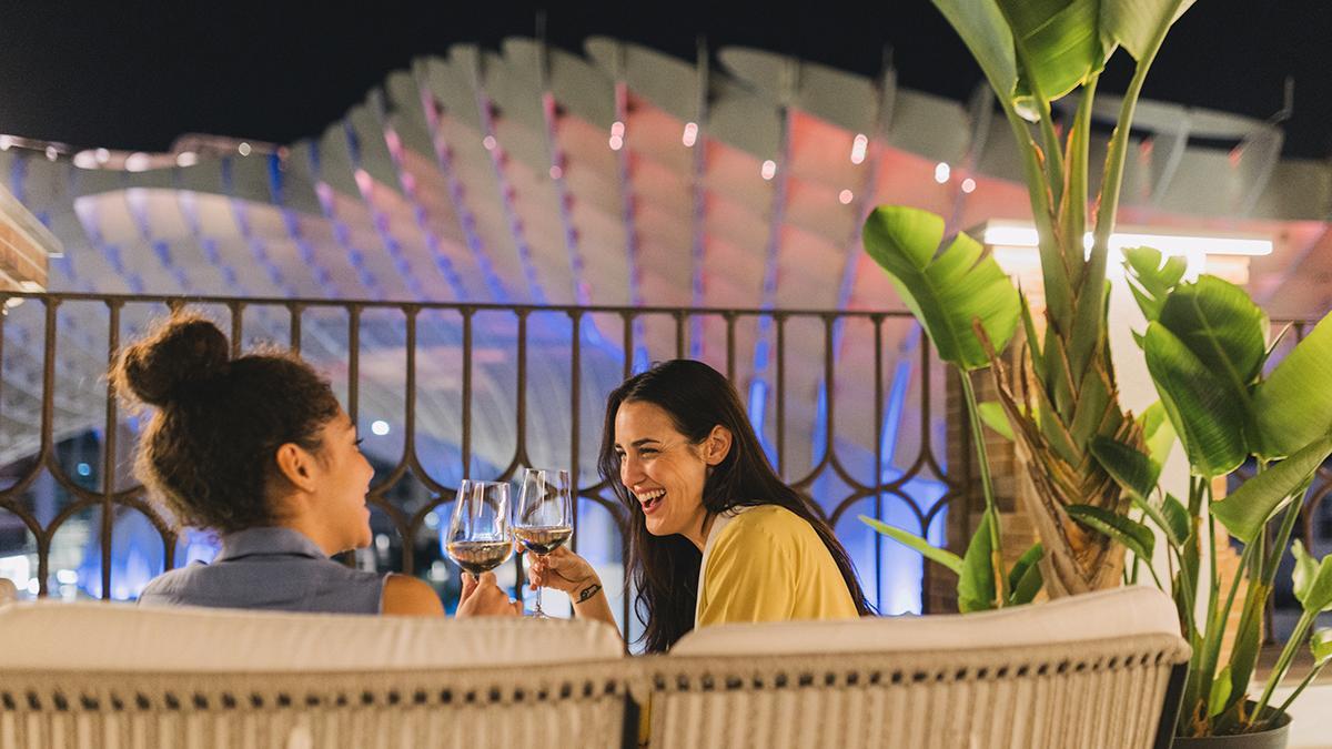 Copas y vistas a Las Setas en Ático Indiano, la terraza situada en la planta superior del hotel.