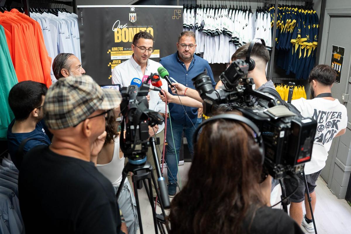 Rodríguez Osuna renueva su abono del Mérida AD en la tienda oficial del club.
