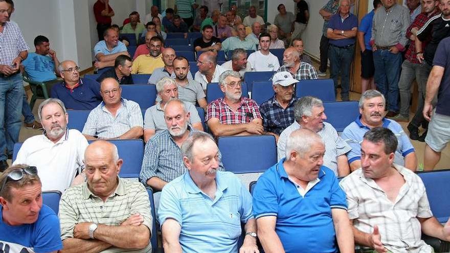 Socios de Río Ulla, en la asamblea celebrada el viernes en el Teatro Principal. // Bernabé /Cris M.V.