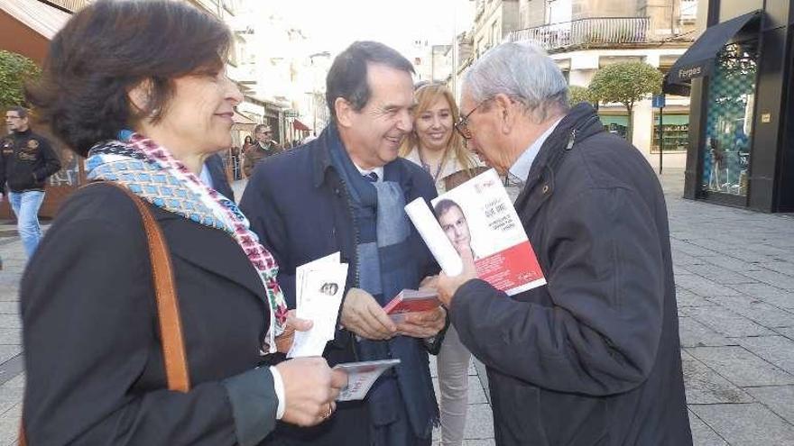 Lola Galovart y el alcalde Abel Caballero dialogan con un vecino.