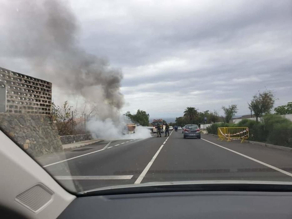 Arde un furgón fúnebre en Tenerife