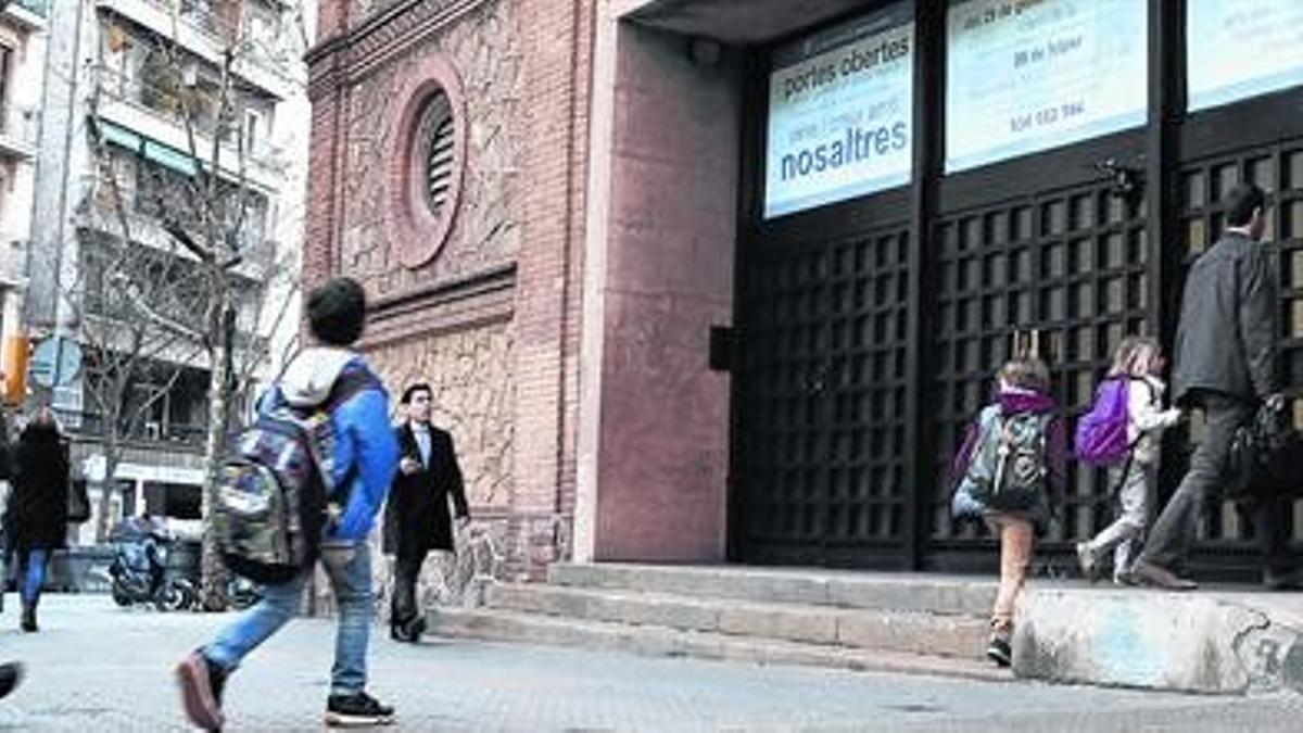 Entrada del colegio Maristas La Immaculada, ayer.