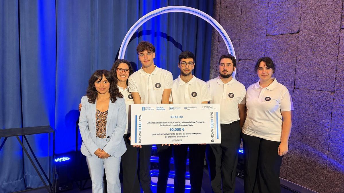 Los alumnos Jose Estévez, Javier Guisande, Daniela Paredes y Anxo Campos, con la profesora Marta Rey y la directora Ana Belén Castro (primera y segundas por la izq.).